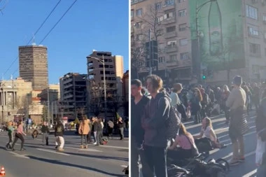 NAROD LUDI ZBOG SAOBRAĆAJNIH GUŽVI, JER ONI "PIKAJU" LOPTE NASRED ULICE: Desetak demonstranata napravilo potpuni kolaps! (VIDEO)