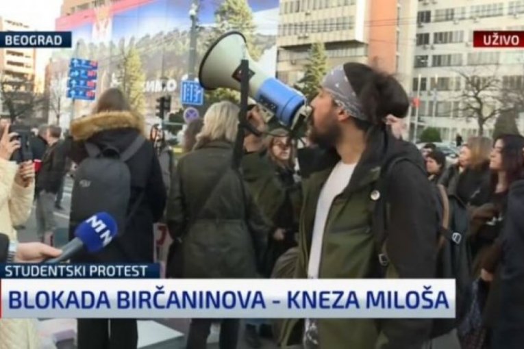 VIŠE REPORTERA NEGO DEMONSTRANATA! Totalni fijasko najavljenih blokada "studenata", šačica ljudi teroriše ceo grad!