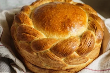 KADA SE PRAVI, KAKO SE LOMI BOŽIĆNA ČESNICA I KOJA JE NJENA SIMBOLIKA: Narodna verovanja za koje se smatra da donose blagostanje u dom