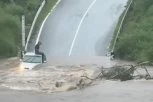 JOVANA ZAROBLJENA U PAKLU BUJICE! Stravične padavine dovele do PUCANJA BRANE - poplava napravila je OPŠTI HAOS