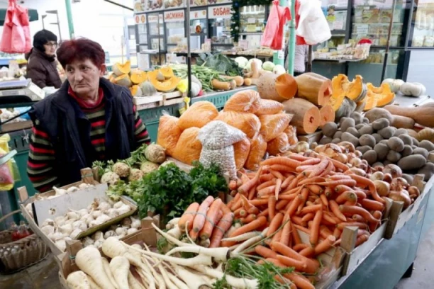 OPREZ! NOVA TRGOVAČKA PREVARA: Žena kupila džak krompira, a u njemu PRONAŠLA "KAPITALCA" (FOTO)