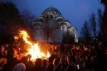 ZAPALJEN BADNJAK ISPRED HRAMA SVETOG SAVE - NESTVARNI PRIZORI! Tradicionalnom obredu prisustvovao veliki broj vernika! (VIDEO)