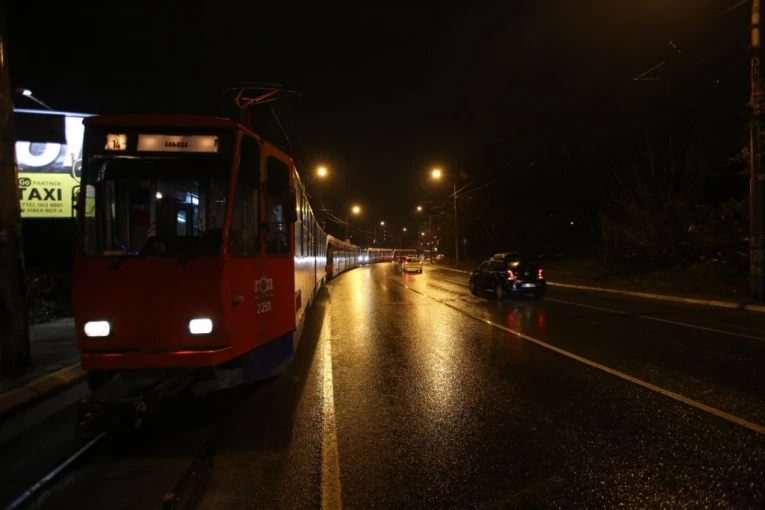 ČULO SE VRIŠTANJE, A ONDA UDARAC KAO BOMBA! Očevici jezivog sudara tramvaja u BULEVARU KRALJA ALEKSANDRA ne mogu da dođu sebi od šoka!