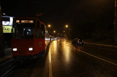 ČETIRI OSOBE POVREĐENE U SUDARU TRAMVAJA I AUTOMOBILA: Detalji saobraćajne nesreće u Bulevaru kralja Aleksandra