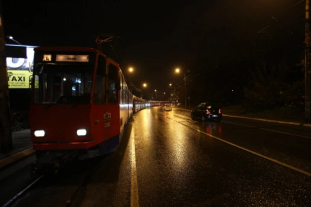 ČULO SE VRIŠTANJE, A ONDA UDARAC KAO BOMBA! Očevici jezivog sudara tramvaja u BULEVARU KRALJA ALEKSANDRA ne mogu da dođu sebi od šoka!