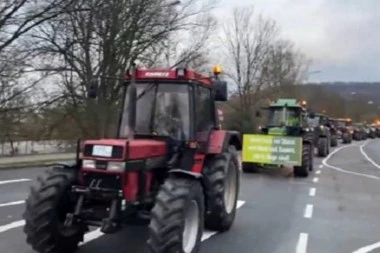 NAJVEĆI ŠTRAJK U ISTORIJI ZEMLJE! Sve je stalo, putevi blokirani, a po njima bačeni ĐUBRIVO I SLAMA (VIDEO)