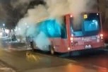 UŽAS NA VOŽDOVCU: Dim izbija iz autobusa, putnici beže u strahu! (VIDEO)