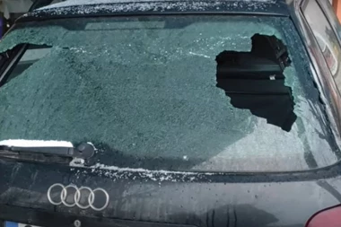 EKSPLOZIJA NA PARKINGU ISPRED KLINIČKOG CENTRA KiM! Direktorov automobil dignut u vazduh!