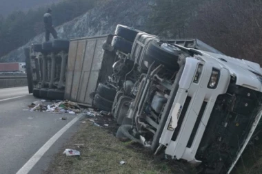 STRAVIČNA NESREĆA KOD KOLAŠINA: Vozač kamiona izgubio kontrolu i sleteo s puta, vozilo probilo bankinu, zaustavilo se u blizini reke!