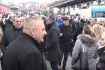 KOLONE LJUDI U LEPOSAVIĆU I MITROVICI UPRKOS LOŠEM VREMENU! Ogroman odziv Srba sa severa KiM za smenu Kurtijevih nelegalnih gradonačelnika! (VIDEO/FOTO)