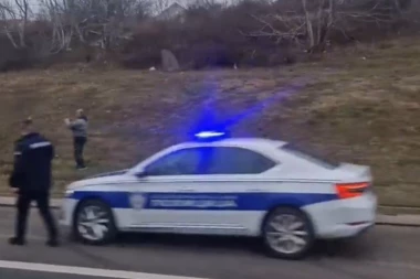 BEŽAO OD POLICIJE, PA SE ZAKUCAO U KOLA PATROLE! Ludnica na jugu Srbije, muškarac pokušao da izbegne kaznu za nasilje nad svojom partnerkom