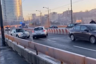 KARAMBOL U BEOGRADU! Automobili lete po ulici kao po klizalištu! OVAKVA NEZGODA RETKO SE VIĐA! (VIDEO)