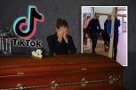 DECA SE "SAHRANJUJU" U ŠKOLI! Bizaran trend zaludeo tinejdžere, nose KRST i "pokojnika" na klupi! (VIDEO)