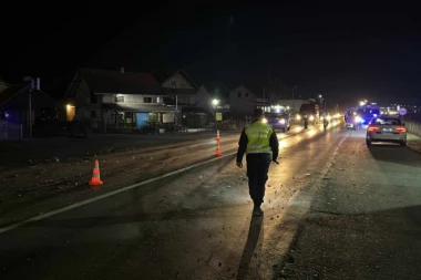 ŽESTOK SUDAR NA NOVOM BEOGRADU: Delovi vozila rasuti po putu (FOTO)