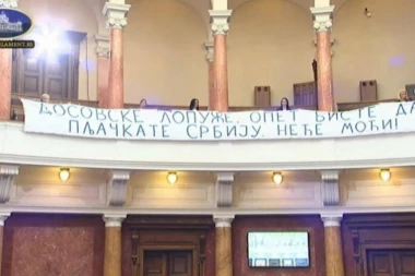"NEĆE MOĆI" OVACIJE U SKUPŠTINI: Transparent pozdravljen aplauzom - Dosovske lopuže, opet biste da pljačkate Srbiju!