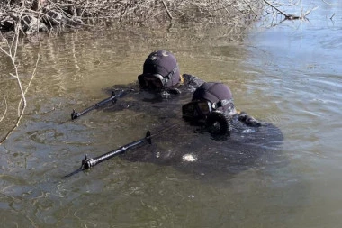 REDOVNO OSPOSOBLJAVANJE VOJSKE: Obuka brodskih ronilaca u Rečnoj flotili (FOTO)