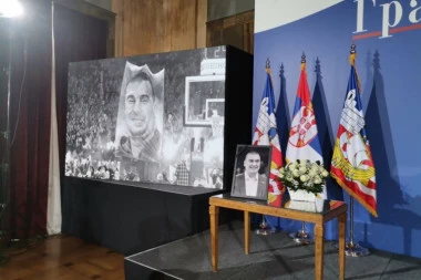 PORODICA DEJANA MILOJEVIĆA STIGLA NA KOMEMORACIJU: Poslednji pozdrav legendi! (VIDEO)