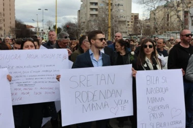 ''MAMA, SREĆAN ROĐENDAN!'' Na stotine ljudi izašlo na ulice Tuzle u čast krvnički ubijene Amre, potresne scene kidaju dušu! (FOTO)