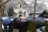 PRETUŽNO: Milenko i Nikola Topić u neverici na sahrani Dejana Milojevića (VIDEO)