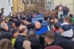 HAOS NA PROTESTIMA U NEMAČKOJ: Demonstranti blokirali ulice kamenjem i vrećama sa peskom, policija koristila suzavac i pendreke! (VIDEO)