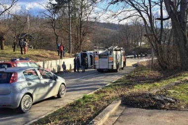 JEZIVE FOTOGRAFIJE PREVRNUTOG KAMIONA KOD KRALJEVA: Povređeba dva lica u ovoj nezgodi (FOTO)