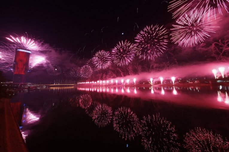 VELIČANSTVENO OBELEŽAVANJE DANA DRŽAVNOSTI! Beograd obasjan, 500 dronova na nebu iznad prestonice ispisalo "ŽIVELA SRBIJA" (VIDEO)