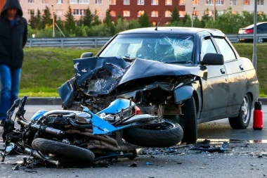 TRAGEDIJA U KAĆU! Mladi motociklista izgubio život u stravičnoj nesreći! (VIDEO)