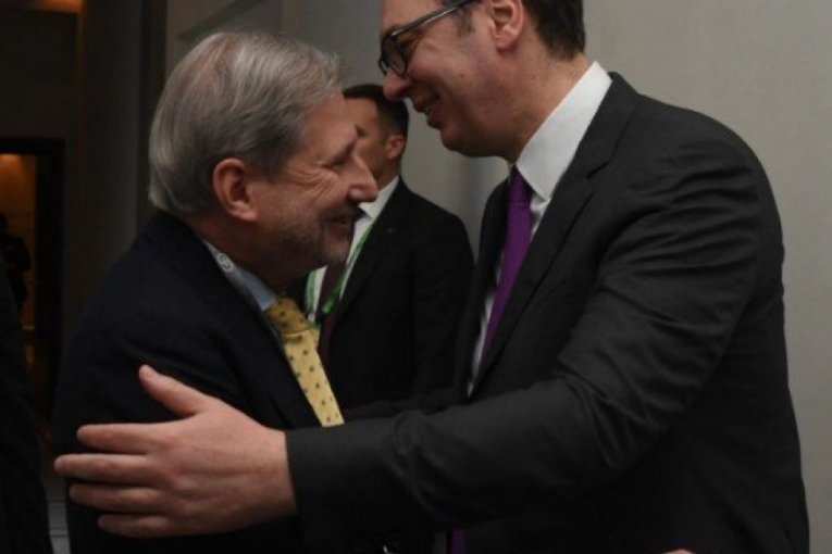 VUČIĆ I JOHANES HAN SE SASTALI U MINHENU! Ovo su detalji razgovora našeg predsednika i evropskog komesara! (FOTO)