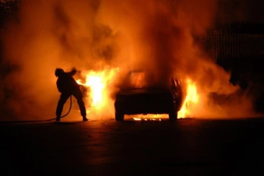 POTRAGA ZA PIROMANOM U BEOGRADU! Zapalio mini kuper, izgorela još dva automobila