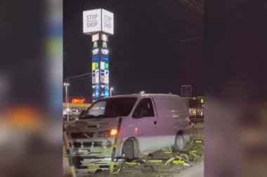 ŠTA SE OVDE IZDEŠAVALO? Nekoliko stubića isčupano iz zemlje, kombi unštio zaštitnu ogradu u Nišu (VIDEO)