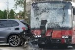 VOZAČ ZASPAO ZA VOLANOM, PA NALETEO NA AUTOMOBILE!? Saobraćajna nesreća na Voždovcu! UMALO VELIKA TRAGEDIJA!