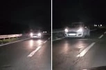 JOŠ JEDAN KAMIKAZA NA SRPSKIM PUTEVIMA! Jeziv snimak iz Zemuna - automobil u poslednjoj sekundi izbegava vozilo u SUPROTNOM SMERU!(VIDEO)