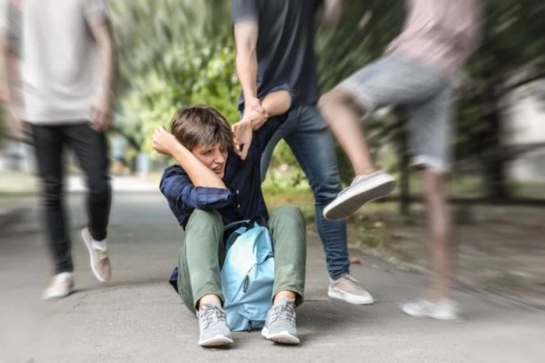 UBIJEN UČENIK POSLE ŠKOLE! Izbila tuča vršnjaka, jedan je smrtno uboden u srce