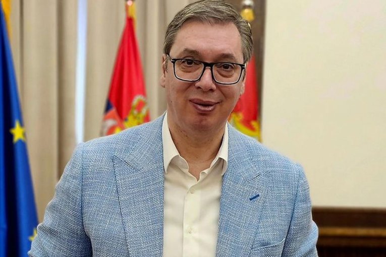 VUČIĆ DOBIO KOŠARKAŠKU LOPTU SA POTPISOM VELIKANA I EVO ŠTA ĆE DA URADI SA NJOM! Prelep gest predsednika! (FOTO)