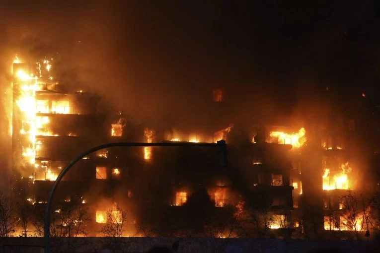 POTVRĐENO! Najmanje 16 osoba povređeno u požaru u stambenoj zgradi