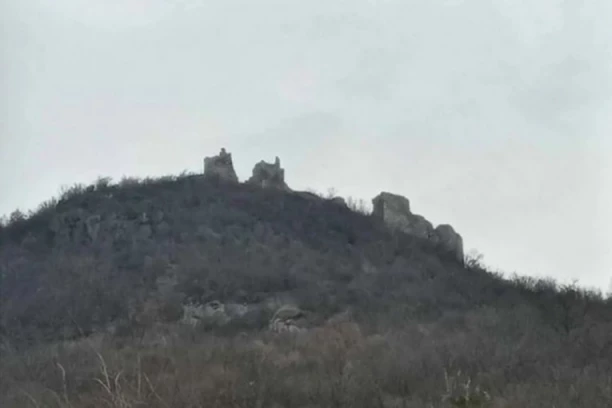 NAD DREVNOM TVRĐAVOM ZVEČAN PONOVO SE VIJORI SRPSKA ZASTAVA! Presečen jarbol, sada postavljen novi!