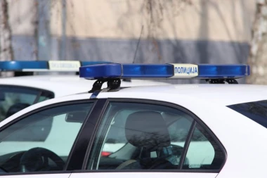 NAĐENA DROGA U STANU U KRAGUJEVCU: Mladić pobacao kesice po ulici kada je ugledao policiju!