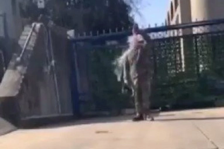 (UZNEMIRUJUĆE!) TEŽAK INCIDENT: Nepoznati muškarac se spalio ispred Ambasade Izraela (VIDEO)