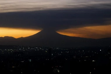 MEKSIKO NA NOGAMA, AKTIVIRAO SE POPOKATEPETL! Naređena evakuacija stanovništva sela najbližem njemu, vlasti uputile UPOZORENJE!