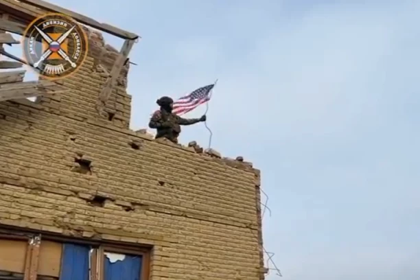 ŠTA SE TO UPRAVO DEŠAVA? Američka zastava se zavijorila na na vrhu zgrade u Avdejevki (VIDEO)
