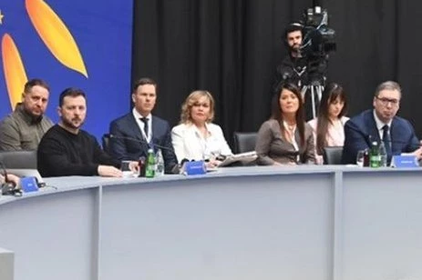 "VERUJEMO DA SAMO KONSTRUKTIVNI DIJALOG I DIPLOMATSKA REŠENJE MOGU DOVESTI DO MIRA!" Vučić se ovako obratio na plenarnom sastanku u Tirani! (FOTO)