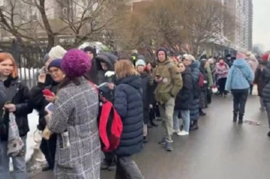 VIŠE OD HILJADU LJUDI U REDOVIMA, KREMLJ UPOZORAVA NA HAPŠENJA! Sve veća tenzija uoči sahrane Alekseja Navaljnog (VIDEO)