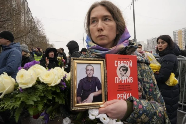 ''I'LL BE BACK'' Najpoznatiji ruski opozicionar Navaljni sahranjen uz čuvenu temu iz 'Terminatora' - puno poklonika vide u ovome više od simbolike!