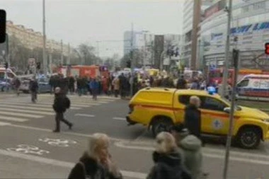 HOROR U POLJSKOJ! MUŠKARAC ULETEO KOLIMA U GUŽVU: 17 povređenih, među njima i troje MALOLETNIKA - STRAVIČNE SCENE na mestu nesreće! (FOTO/VIDEO)