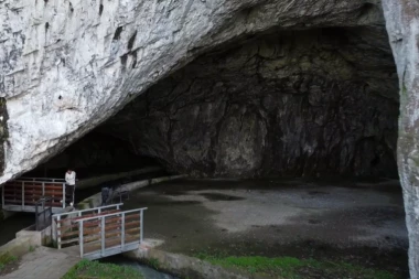 LJUDSKI SKELETI NAĐENI NA DNU PEĆINE KOD VALJEVA! Sumnja se da je JEZIVA stvar bila uzrok smrti, zbog misterije ove grobnice vas HVATA JEZA! (FOTO)