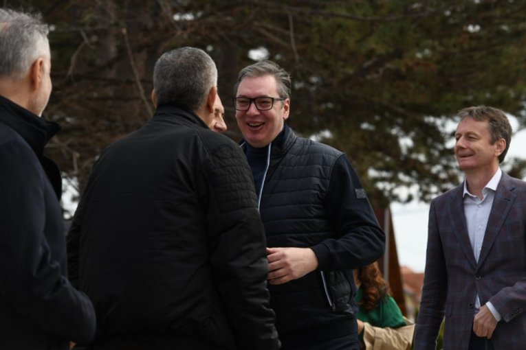 MILIJARDE ZA PUTEVE! Vučić oduševio meštane Pambukovice - za nedelju dana kreće izgradnja NAJVAŽNIJEG! (FOTO)