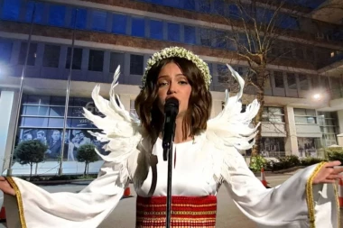 BRESKVICA UHVAĆENA U BEOGRADU NAKON PROTESTA ISPRED RTS: Pokazala pravo lice, pa imala poruku za PROTESTANTE!