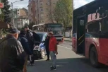 SUDAR AUTOBUSA I AUTOMOBILA IZAZVAO VELIKI HAOS U BEOGRADU: Vozilo smrskano, putnici zabrinuti! (VIDEO)