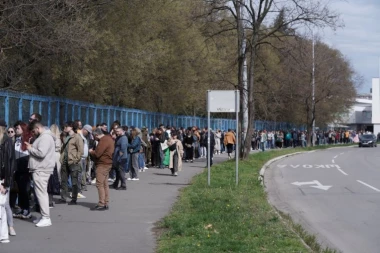 RUSI JOŠ ČEKAJU DA GLASAJU U BEOGRADU! Veliki broj njih ostao ispred i nakon zatvaranja birališta - stigla i Žandarmerija! (VIDEO)