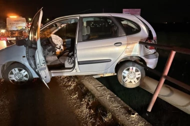 AUTOMOBIL UMALO UPAO U ČEMERICU, ZAVRŠIO NA ZAŠTITNOJ OGRADI SMRSKAN! Detalji teške nesreće kod Čačka (FOTO)